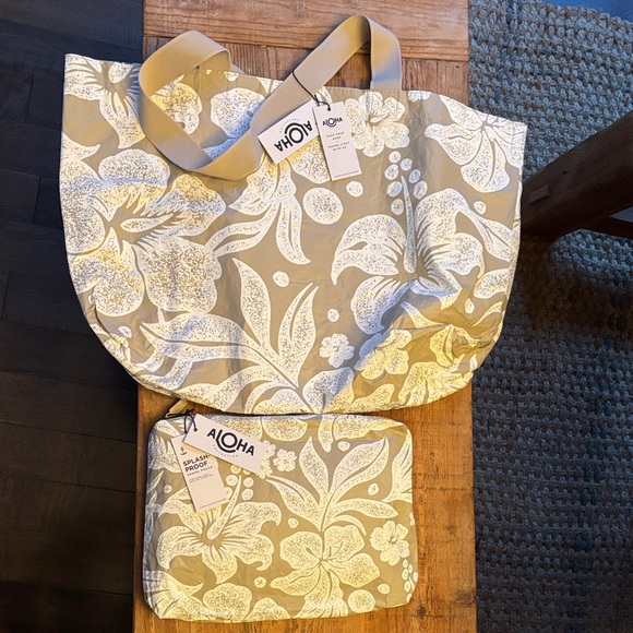 ALOHA Collection Handbags - ALOHA Collection Tan and White Floral Tote Set